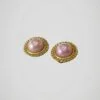 Boucles d'oreilles clips vintage dorées et rose nacré, vue de côté.