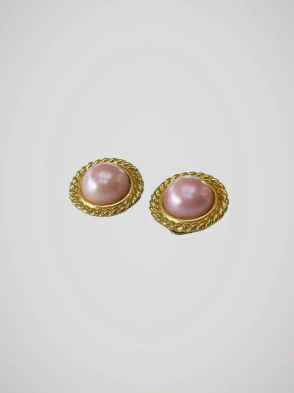 Boucles d'oreilles clips vintage dorées et rose nacré, vue de côté.