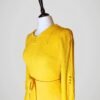 Robe jaune vintage années 70 pour femme, taille XS à S, vue de côté.