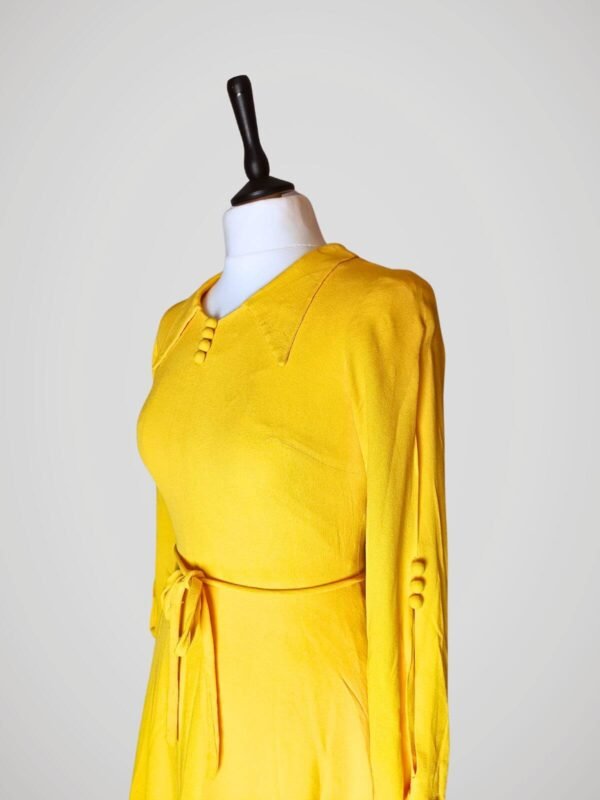 Robe jaune vintage années 70 pour femme, taille XS à S, vue de côté.