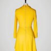 Robe jaune vintage années 70 pour femme, taille XS à S, vue de dos.