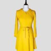 Robe jaune vintage années 70 pour femme, taille XS à S, vue de face.