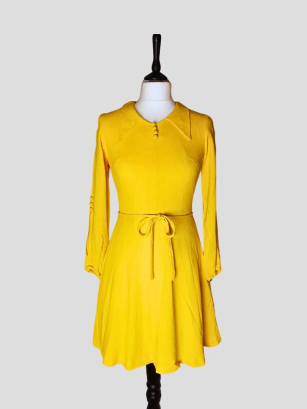 Robe jaune vintage années 70 pour femme, taille XS à S, vue de face.