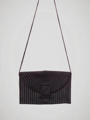 Sac bandoulière vintage en soie noire pour femme griffé Nina Ricci, vue de face.