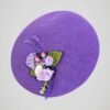 Béret mauve en laine orné d'une broche thème lavande, fait main, vue de côté.