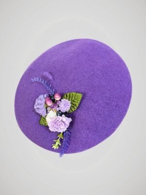 Béret mauve en laine orné d'une broche thème lavande, fait main, vue de côté.