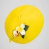 Béret en laine jaune orné d'une broche modèle jonquille fait main, vue de côté.