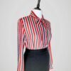 Blouse manches longues à motifs de zigzags rouge, blanc et noir, rétro pour femme, taille S à M, vue de côté.