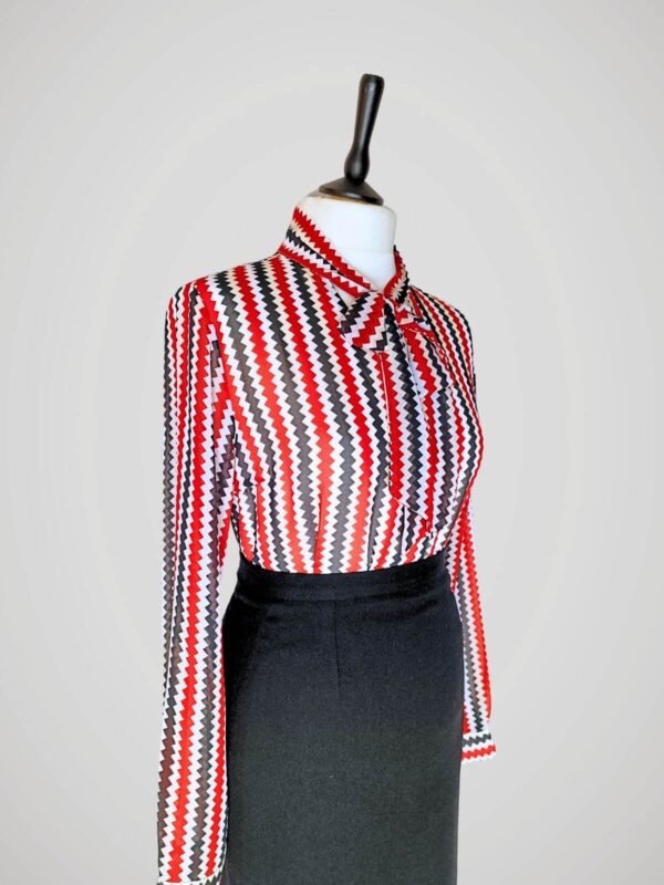 Blouse manches longues à motifs de zigzags rouge, blanc et noir, rétro pour femme, taille S à M, vue de côté.