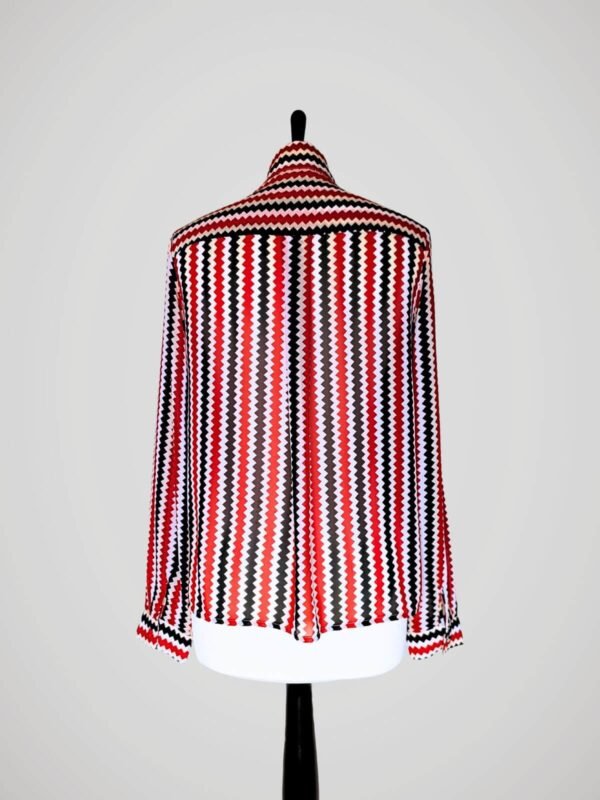 Blouse manches longues à motifs de zigzags rouge, blanc et noir, rétro pour femme, taille S à M, vue de dos.