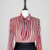 Zoom sur la blouse manches longues à motifs de zigzags rouge, blanc et noir, rétro pour femme, taille S à M, vue de face.