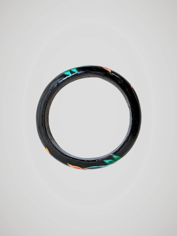 Bracelet jonc vintage noir peint à la main de motifs floraux colorés, en bois, vue de côté.