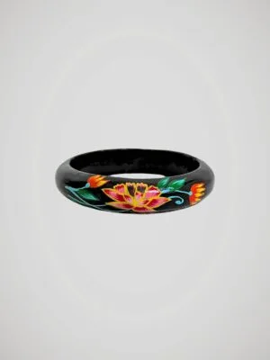 bracelet-jonc-vintage-peint-main-noir-motif-floral-face Bracelet jonc vintage noir peint à la main de motifs floraux colorés, en bois, vue de face.