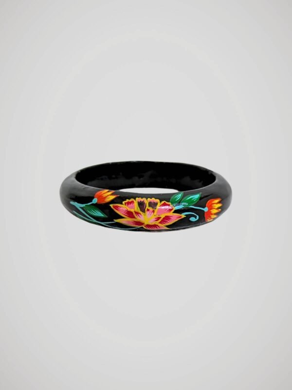Bracelet jonc vintage noir peint à la main de motifs floraux colorés, en bois, vue de face.