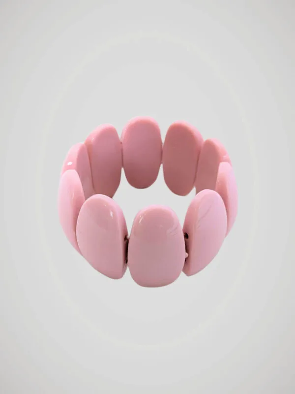 bracelet-manchette-elastique-rose-retro-cote Bracelet manchette élastique rétro à perles roses pastel, vue de côté.