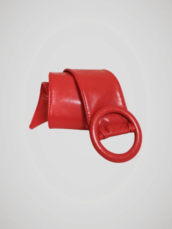 Ceinture rouge ajustable vintage des années 80, boucle ronde, vue de côté.