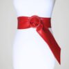 Ceinture rouge ajustable vintage des années 80, boucle ronde, portée.