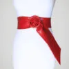 Ceinture rouge ajustable vintage des années 80, boucle ronde, portée.
