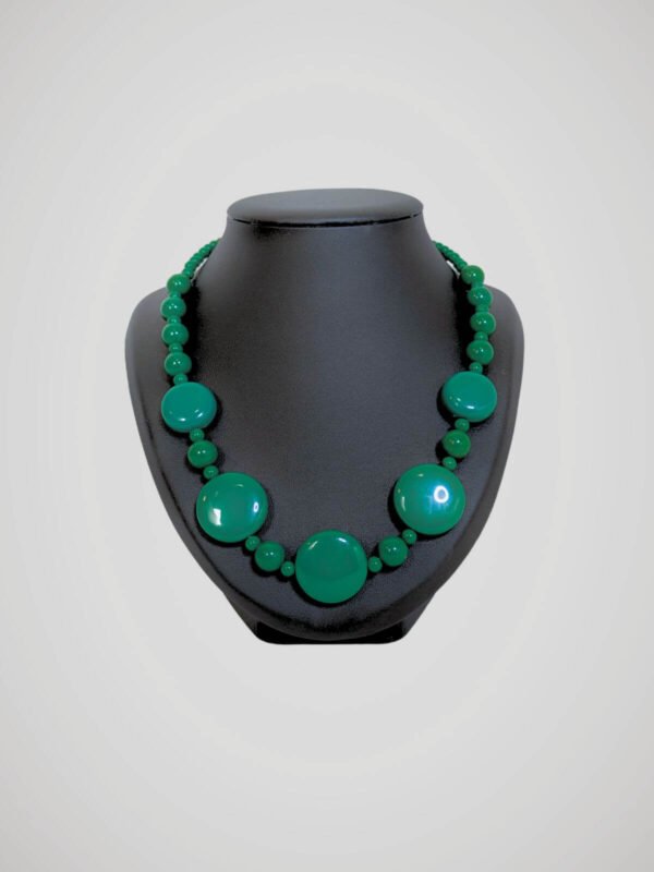 collier-vert-vintage-annees-70-face Collier vintage de perles vertes, années 70, vue de face.
