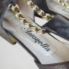Zoom sur la marque des escarpins type Mary Jane vintage en cuir bleu nuit pour femme, pointure 37, marque Antonella.
