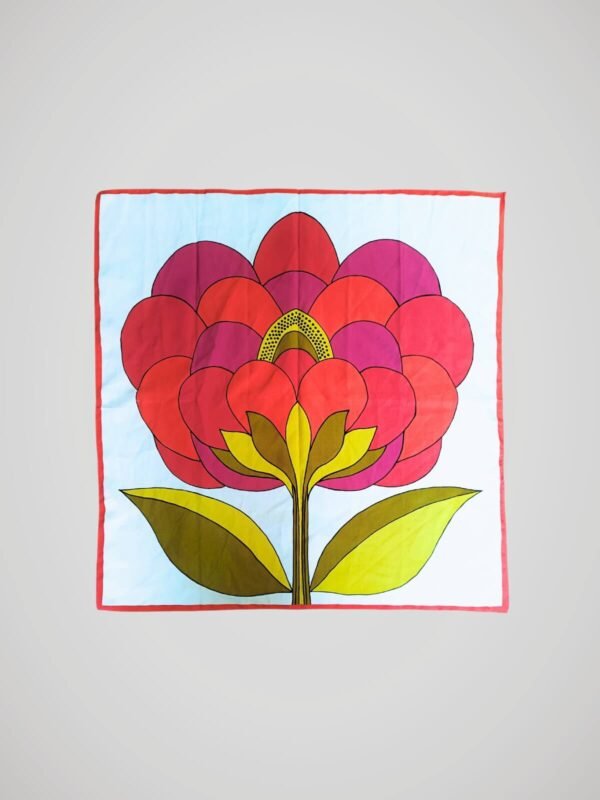 foulard-vintage-annees-70-fleurs-face Foulard vintage années 70 à motif d'une fleurs rose et orangée sur fond blanc.