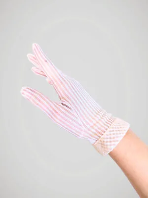 gants-vintage-en-nylon-rose-annees-50-cote Gants vintage années 50 rose pastel à rayures pour femme, vue de côté.