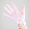 Gants vintage années 50 rose pastel à rayures pour femme, portés.