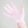 Gants vintage années 50 rose pastel à rayures pour femme, portés.