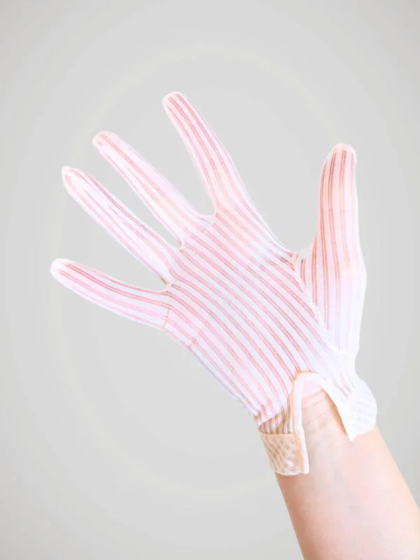Gants vintage années 50 rose pastel à rayures pour femme, portés.