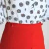 Zoom sur la jupe trapèze rétro style années 60-70, rouge orangé, pour femme, taille M, vue de côté.