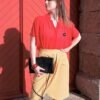 Jupe tailleur portefeuille jaune citron vintage des années 50, faite main, pour femme, taille XS à S, portée par une femme avec la main sur la hanche.