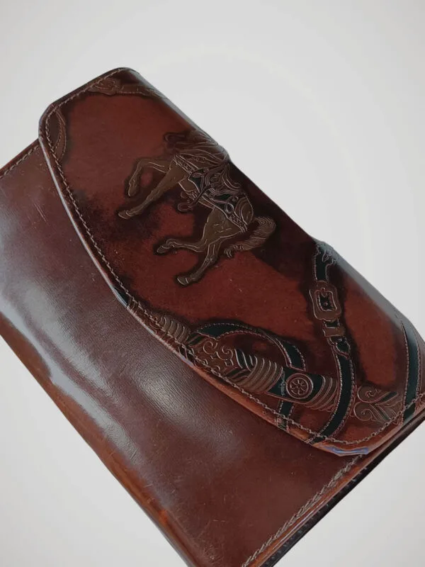 Porte monnaie en cuir marron Vera Pelle, made in Italy, vue de côté.