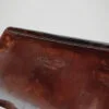 Zoom sur la griffe du porte monnaie en cuir marron Vera Pelle, made in Italy.