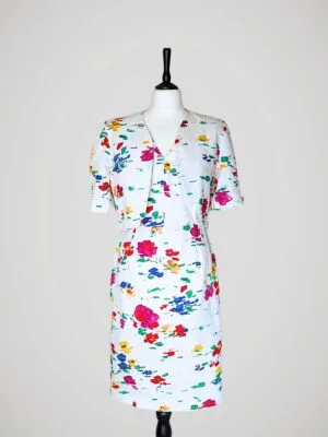 Ensemble coloré composé d'une veste et d'une robe pour femme, vintage années 80, de la marque René Derhy, taille S à M, vue de face.