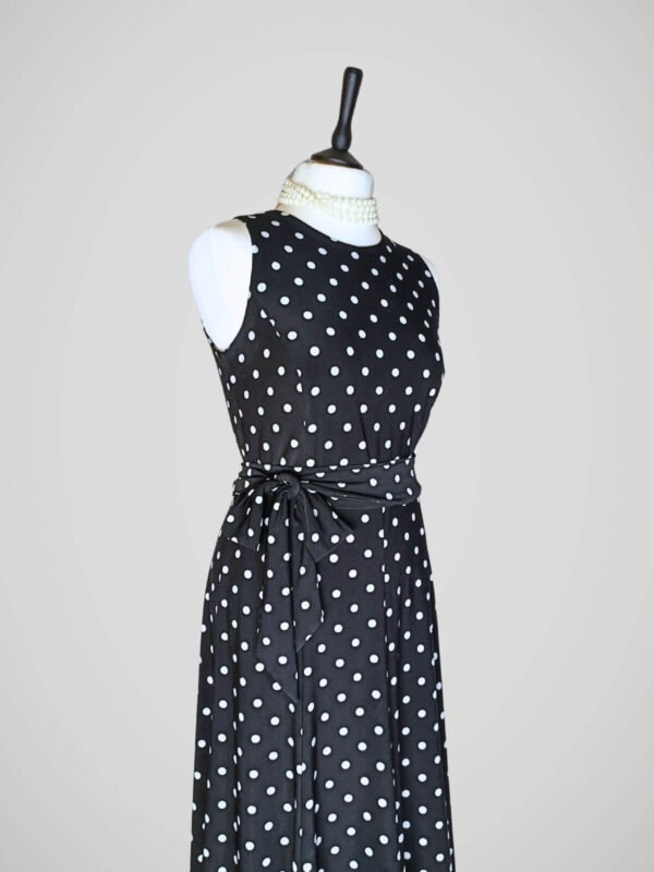 Robe noire à pois blancs style rétro, griffée Ralph Lauren, pour femme, taille S à M, vue de côté.