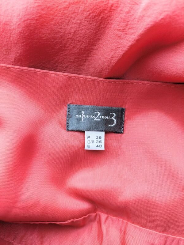Etiquette de la robe rose à volants en soie, marque 1,2,3 Paris, pour femme, taille S à M, vue de face.