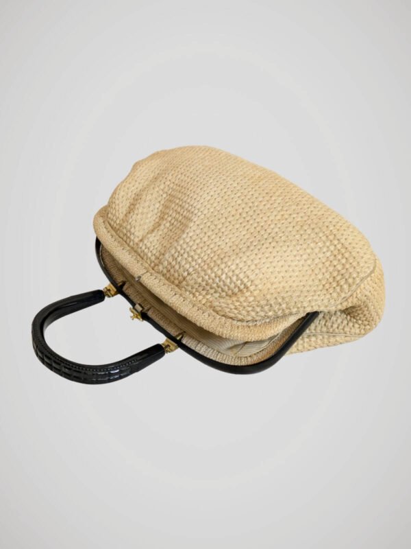 Sac à mains en raphia crème vintage des années 50, vue de côté.