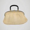 Sac à mains en raphia crème vintage des années 50, vue de face.