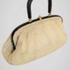 Sac à mains en raphia crème vintage des années 50, porté.