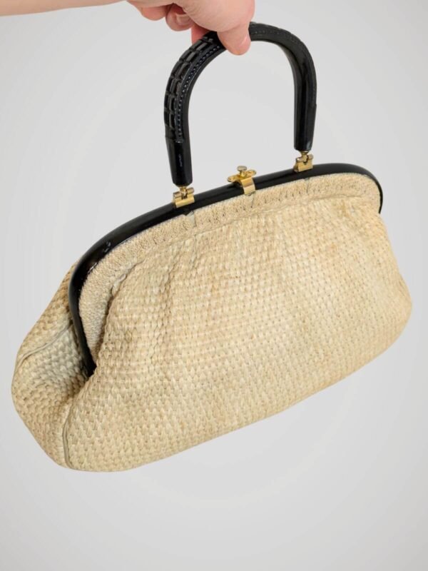 Sac à mains en raphia crème vintage des années 50, porté.