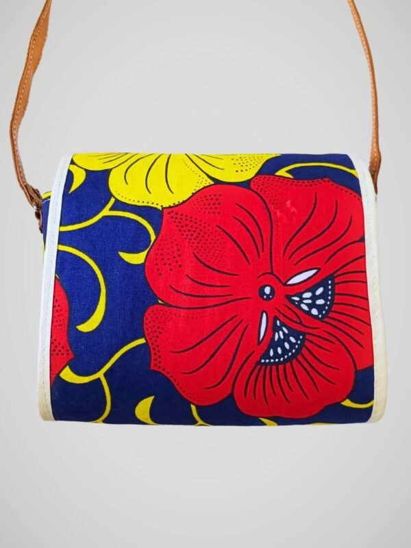 Sac bandoulière vintage des années 60, à motif de fleurs rouges et jaunes sur fond bleu marine, vue de dos.