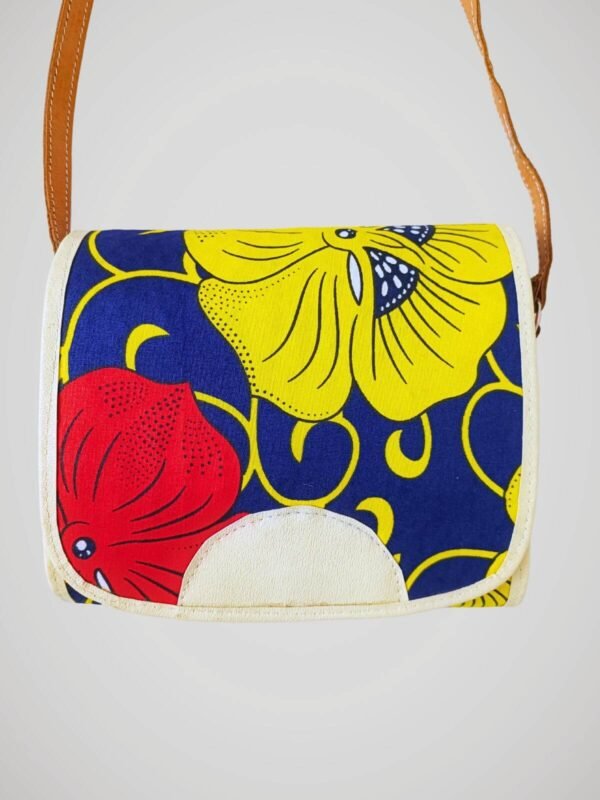 Sac bandoulière vintage des années 60, à motif de fleurs rouges et jaunes sur fond bleu marine, vue de face.