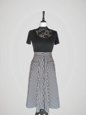 Jupe longue tournante rétro style années 50 ou 60, motif vichy noir et blanc style Brigitte Bardot, pour femme, taille S à M, vue de face.