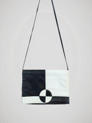 Sac pochette à bandoulière en cuir noir et blanc, vintage style années 60 Space Age, vue de face.