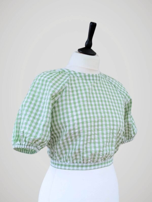 Blouse en coton vichy vert et blanc, pour femme à manches ballons, taille XS à S, vue de côté.