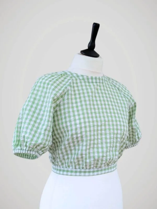 Blouse en coton vichy vert et blanc, pour femme à manches ballons, taille XS à S, vue de côté.