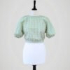 Blouse en coton vichy vert et blanc, pour femme à manches ballons, taille XS à S, vue de face.