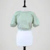 Blouse en coton vichy vert et blanc, pour femme à manches ballons, taille XS à S, vue de face.
