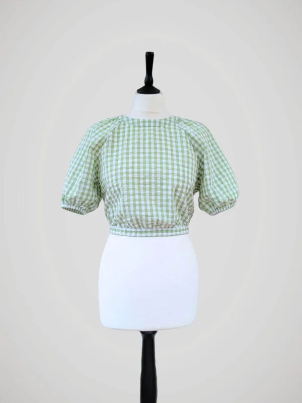 Blouse en coton vichy vert et blanc, pour femme à manches ballons, taille XS à S, vue de face.