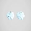 Boucles d'oreilles en forme de fleurs blanches pour oreilles percées avec tige en acier inoxydable, vue de dos.